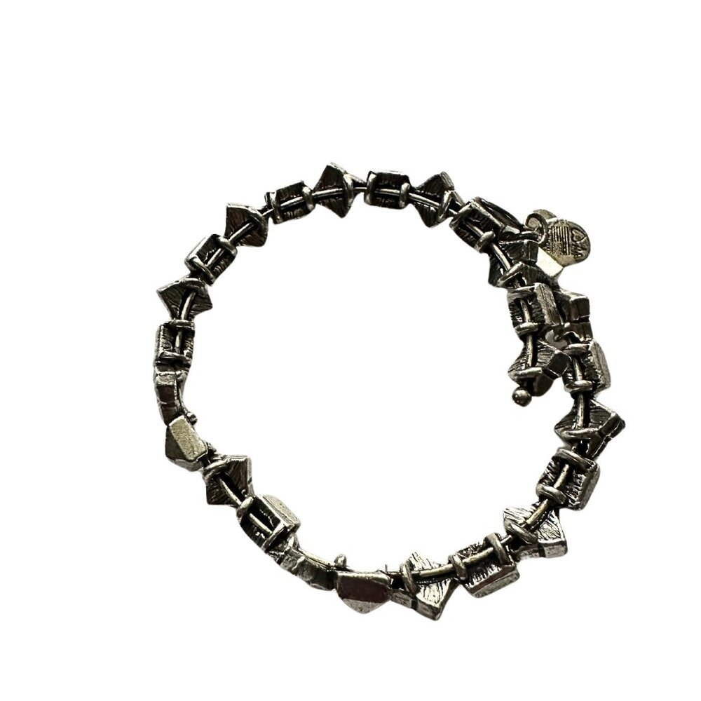 Bold Beauty: Geometric Beaded Bracelet That Stands Out